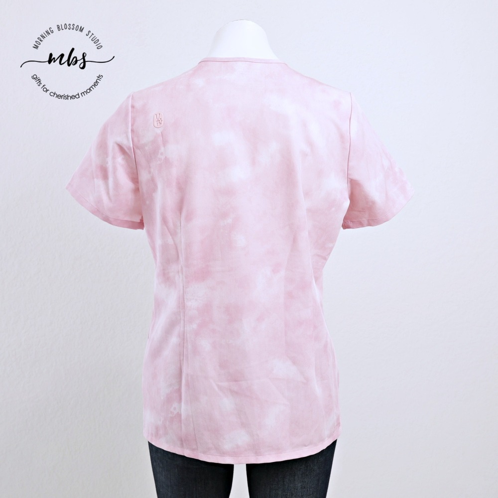 FIGS V-Neck Tie Dye Cloud Wash Single Pocket Scrub Top Pink Women S - Picture 4 of 11